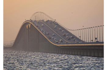 السعودية تغلق جسر الملك فهد احترازياً بعد تنبيهات أمنية