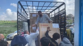 رغم القصف المستمر: العتبة الحسينية تقدم مساعداتها الانسانية الى الشعب اللبناني