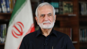 وفاة كمال خرازي متأثراً بإصابته في غارة استهدفت منزله بطهران