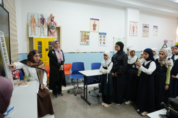 بالصور:مستشفى السيدة خديجة (عليها السلام) يجري فحوصات بصرية لطلبة المدارس