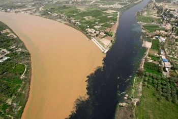 تلوث نهر ديالى: صراع الصلاحيات يمنح الضوء الأخضر للكارثة البيئية