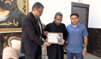 محافظ كربلاء المقدسة يوجه بتكريم موظف فقد بصره اثناء الواجب