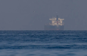 ناقلة نفط إيرانية تتحدى العقوبات وتعبر هرمز دون مضايقة