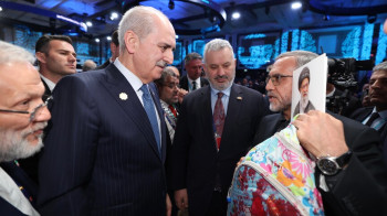 برلماني إيراني يحمل حقيبة مدرسية ملطخة بالدماء إلى اجتماع دولي