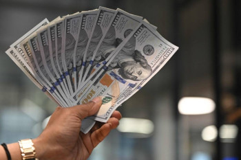 أسعار الدولار تواصل انخفاضها في العراق