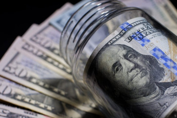 فاتورة الحكم الجديد.. هل تُحول واشنطن شحنات الدولار إلى "فيتو" يرسم ملامح المرحلة القادمة؟