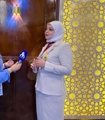 طبيبة عراقية تمزج العلم بالإبداع بلوحات فنية على المياه