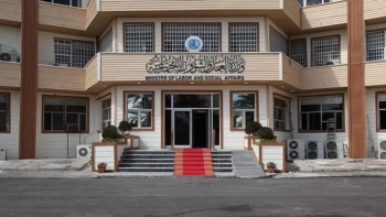 وزارة العمل: يُسمح بالجمع بين راتبي الحماية الاجتماعية والمعين المتفرغ