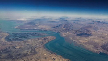 البحرية الإيرانية تعلن إغلاق مضيق هرمز من جهة بحر العرب