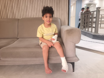 احد مرضى المحافظات... العتبة الحسينية تعالج مجانا طفل لديه تقوس الساقين و (25) اصبعا في اطرافه
