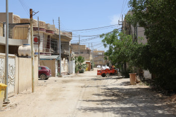 في حي المعملجي بكربلاء ... منطقة سكنية كثرة الوعود الحكومية لساكنيها ..وفقدت الخدمات فيها (فيديو)