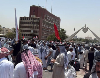 بغداد.. فلاحون غاضبون يقطعون جسر الجمهورية للمطالبة بمستحقاتهم المالية (فيديو)