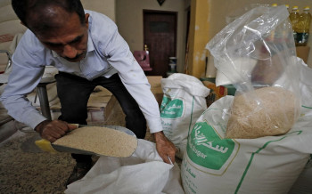 سفينة اضطرت لتفريغ حمولتها.. الحرب توقف صادرات الأرز التايلاندي إلى العراق
