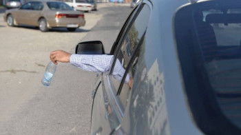غرامة 40 ألف دينار على رمي النفايات من المركبة في كردستان العراق