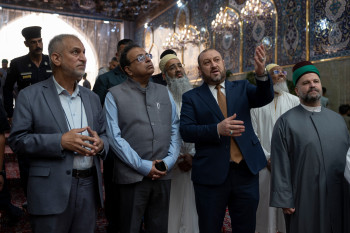 السفير الهندي في مرقد ابي الفضل العباس:اعداد الزوار القادمين من الهند الى كربلاء يتجاوز 100 الف زائر سنويا