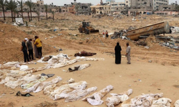 فلسطينيون يحاولون التعرف على جثث شهداء اكتشفت في مقبرة جماعية في خان يونس