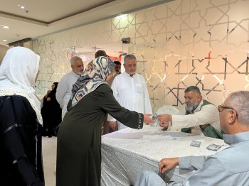 بعثة الحج العراقية تمنح هدية مالية نقدية للحجاج للسنة الخامسة على التوالي