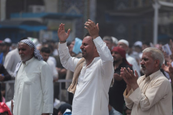 في يوم عرفة... ملايين الزائرين يؤدون الصلوات ويرفعون الدعوات ويجتهدون بأداء العبادات