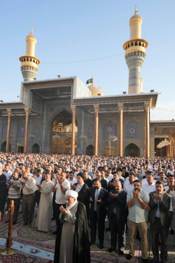 صور.. الزيدي يؤدي صلاة العيد في الصحن الكاظمي الشريف