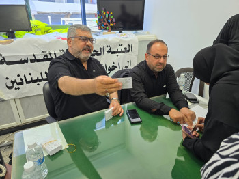 العتبة الحسينية توزع مساعدات مالية على اللبنانين النازحين في "حارة صيدا "(فيديو)
