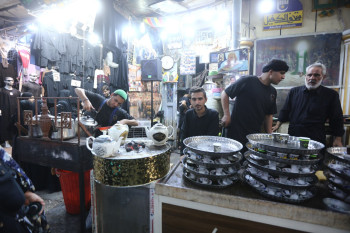 كما جرت العادة... أهالي كربلاء يطعمون ويسقون الزائرين في الايام العشرة الاولى من المحرم