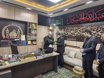 راية قبة مرقد الامام الحسين  تهدى من العراق لتكريم وتوديع جثمان الشهيد السيد علي الخامنئي
