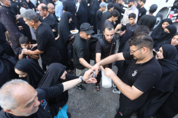 في ليلة العباس السابع من المحرم.:اهالي كربلاء يروون عطش الزائرين تأسيا بساقي العطاشى
