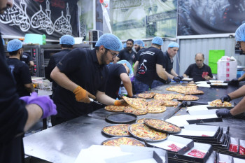 في ليلة العاشر من محرم وليلة الجمعة: ملايين الزائرين يتدفقون الى كربلاء وخدمات كبيرة وكثيرة تقدم لهم(صور)