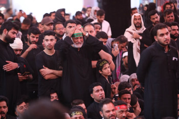 قلوب يعتصرها الألم.. جموع مؤمنة تنصت لقصة إستشهاد الإمام الحسين (ع) في يوم عاشوراء (صور)