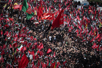 إيران:تشييع جثمان السيد الخامنئي وافراد من عائلته في قم قبيل نقله إلى العراق