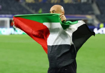 حسام حسن وعلم فلسطين