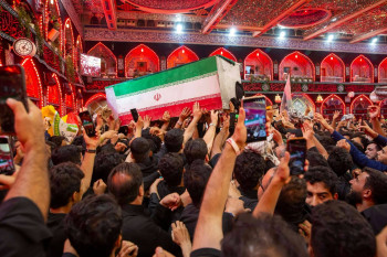 بالصور:عتبات كربلاء تستقبل جثمان الشهيد الخامنئي وممثلي السيستاني يصلون على جثمانه وسط تشييع مليوني