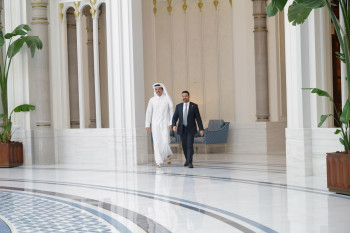 الزيدي وأمير قطر يؤكدان ضرورة التزام جميع الأطراف بحرية الملاحة في هرمز