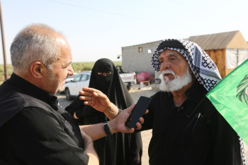 يشاركان في الاربعينية منذ (20) عاما... زوجان مسنان من البصرة يتكئان على بعضهما ليصلا الى كربلاء