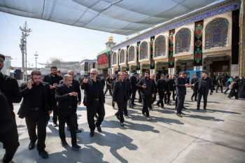 في ميدان الخدمة.. الأمين العام للعتبة الحسينية يتقدم الصفوف لمتابعة خطط الأربعين ويساهم في تنظيف الطرق المؤدية للحرم