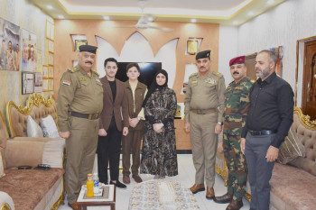 وزارة الدفاع تكرم ابنة الشهيد علي سعدي النداوي لتفوقها بالدراسة الاعدادية