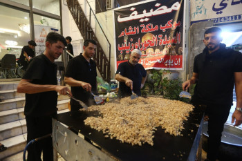 منذ (15) عاما... موكب لاهالي القطيف من السعودية يقدم (60) الف وجبة للزائرين في كربلاء
