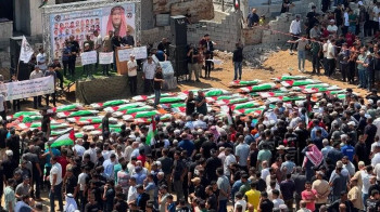 غزة تشيع رفات 112 فلسطينيا قتلتهم إسرائيل قبل أكثر من عامين وتم انتشال جثثهم من تحت انقاض منازلهم اخيرا