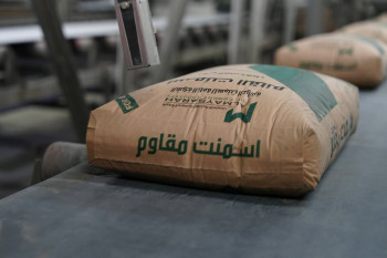 العراق يبدأ بتصدير 7,500 طن من السمنت شهرياً إلى سوريا (صور)