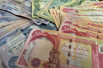 حين تتأخر الرواتب.. تدفع النساء كلفة أكبر للأزمة المالية في العراق