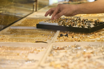 الذهب يواصل مكاسبه مع تراجع توقعات رفع الفائدة وترقب محضر الفيدرالي