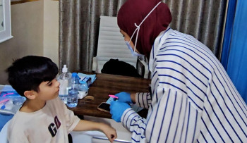 فيديو:وفد من أطباء الأسنان يعالج الأيتام مجانا في كربلاء