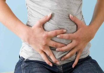 قرقرة البطن.. لماذا تحدث ومتى تكون غير طبيعية؟