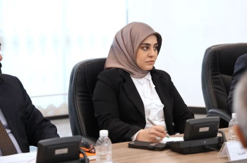 التقت بالزيدي قبل أيام.. اعتقال مديرة الدائرة القانونية في هيئة الاستثمار الوطنية (فيديو)