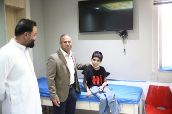 بعد ان حسم والدها امره... "ريتاج" طفلة بغدادية انقذتها العتبة الحسينية من سرطان الدم الحاد