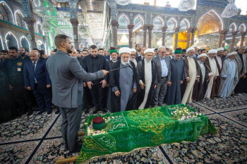 الشيخ الكربلائي يصلي على جثمان الامين العام السابق للعتبة الحسينية السيد جعفر الموسوي
