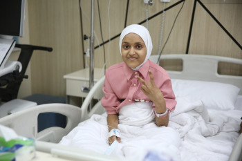 جاءت من عمق صحراء الانبار... العتبة الحسينية تعالج الصبية "مَلَك" مجانا بعد ان تآكل مفصل ركبتها