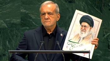 الرئيس الإيراني يرفع صورة السيد خامنئي ويطرح "حلا وضمانا موثوقا" لإبرام الاتفاق النووي (فيديو)