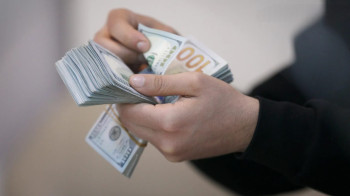 رسميا.. المركزي العراقي يحدد سعر بيع الدولار بـ 1520 ديناراً