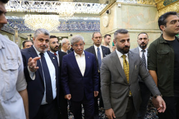 رئيس الوزراء التركي الأسبق أحمد داود أوغلو في رحاب مرقد الامام الحسين (عليه السلام)